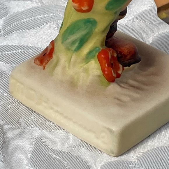 4.5" Hummel Figurine "Happiness" Goebel W. Germany 1984 Excellent Condition - Picture 4 of 6